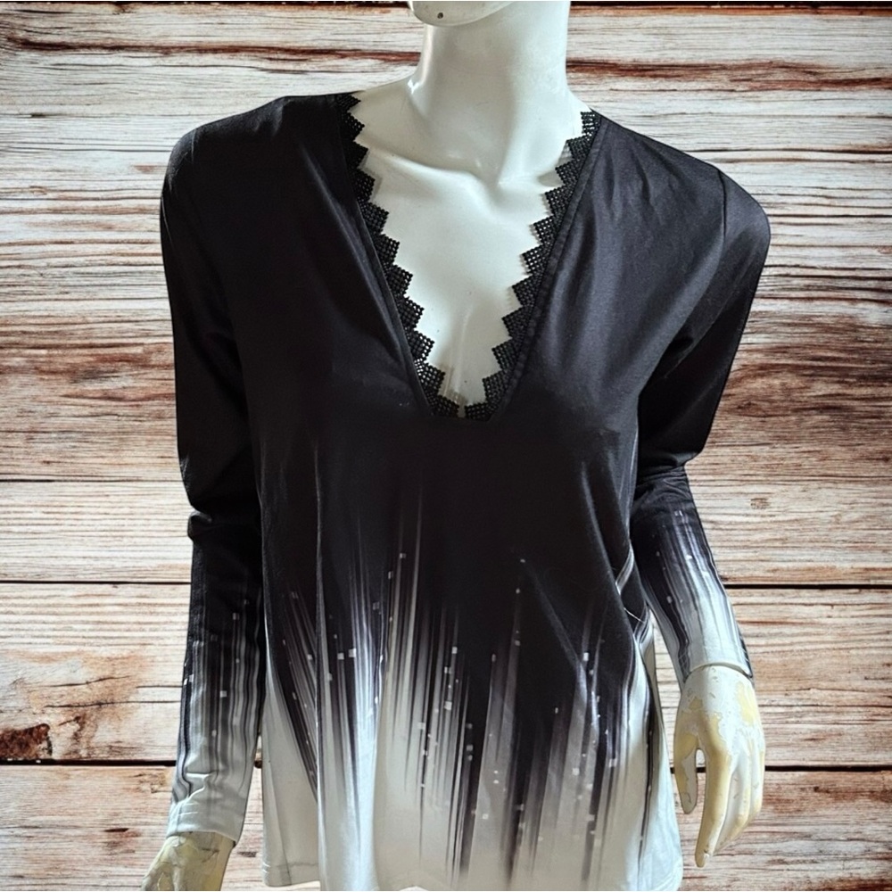 ❄️ 50% off winter Exclusive gray white V neck stretch geometric design top S